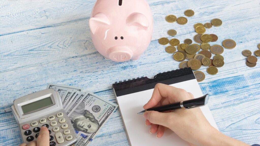 お金と計算機と貯金箱