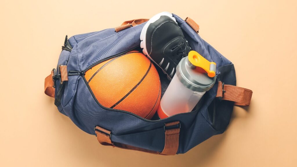 水筒やバスケットビールが入ったスポーツバッグ