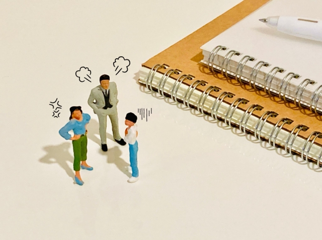 怒っている保護者